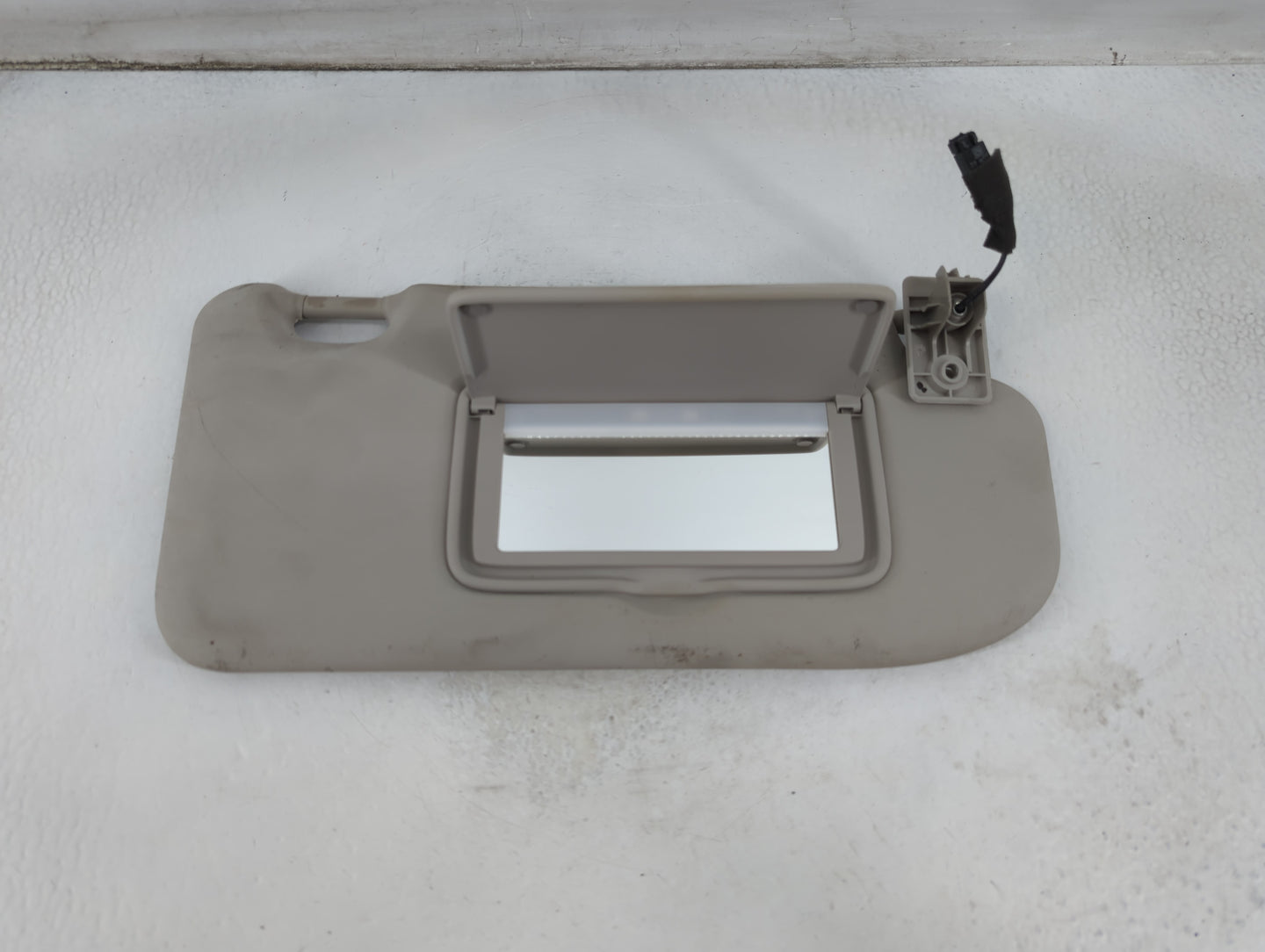 2017-2018 Nissan Rogue Sport Sun Visor Shade Replacement Passenger Right Mirror Fits Fits 2017 2018 OEM Used Auto Parts - Oe