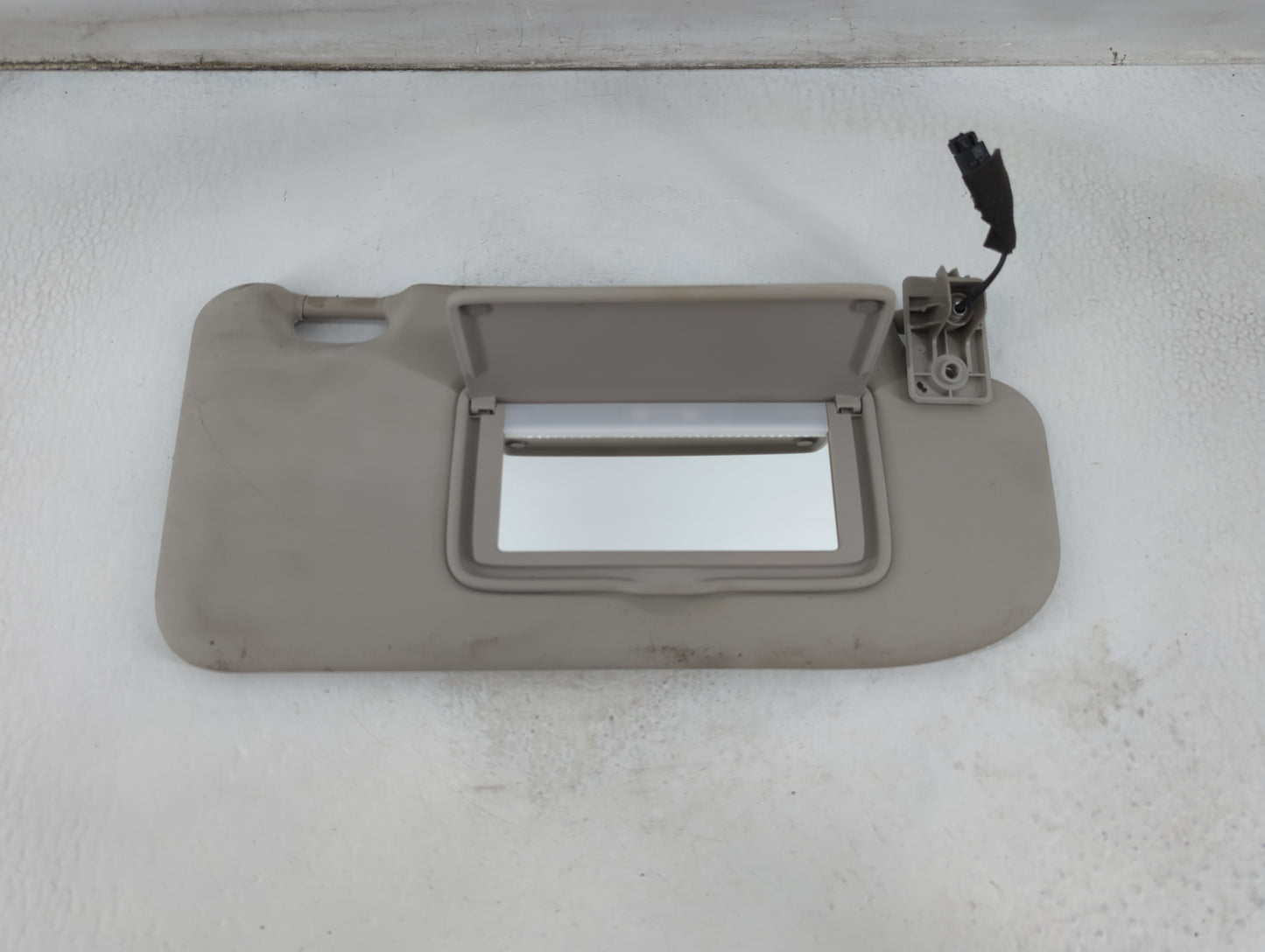 2017-2018 Nissan Rogue Sport Sun Visor Shade Replacement Passenger Right Mirror Fits Fits 2017 2018 OEM Used Auto Parts - Oe