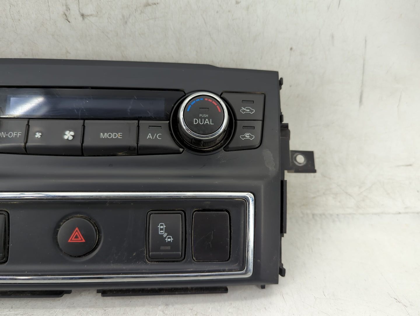 2016-2022 Nissan Titan Climate Control Module Temperature AC/Heater Replacement P/N:27500-EZ20B Fits OEM Used Auto Parts - O