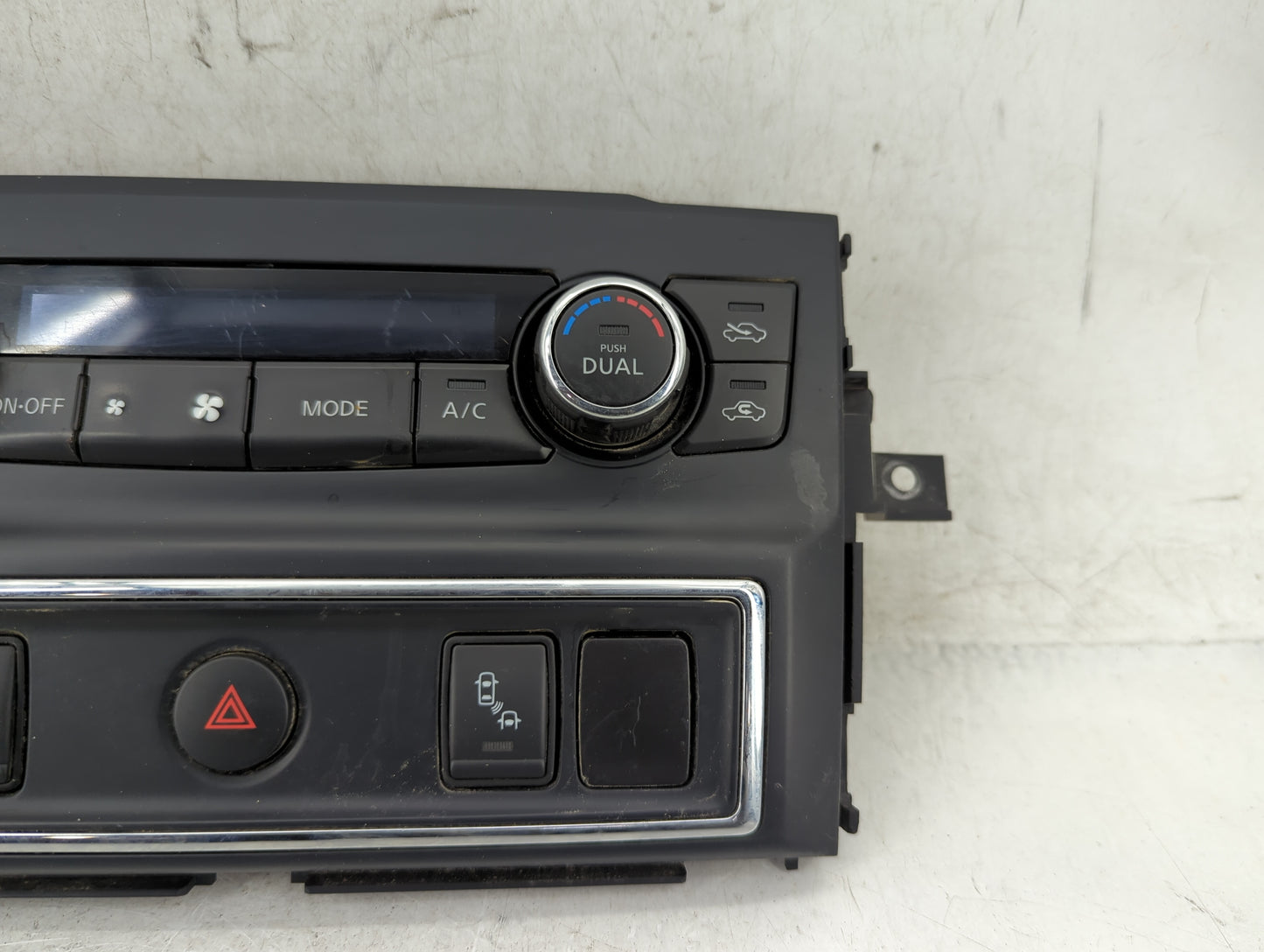 2016-2022 Nissan Titan Climate Control Module Temperature AC/Heater Replacement P/N:27500-EZ20B Fits OEM Used Auto Parts - O