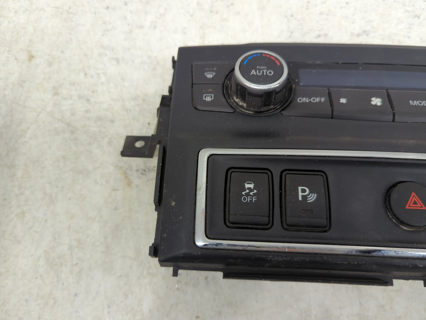 2017 Nissan Titan Xd Climate Control Module Temperature AC/Heater Replacement P/N:27500 EZ20B Fits OEM Used Auto Parts - Oem