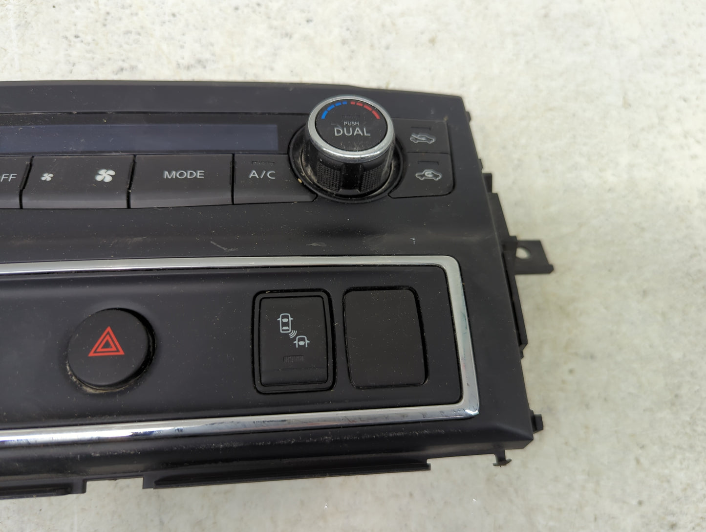 2017 Nissan Titan Xd Climate Control Module Temperature AC/Heater Replacement P/N:27500 EZ20B Fits OEM Used Auto Parts - Oem