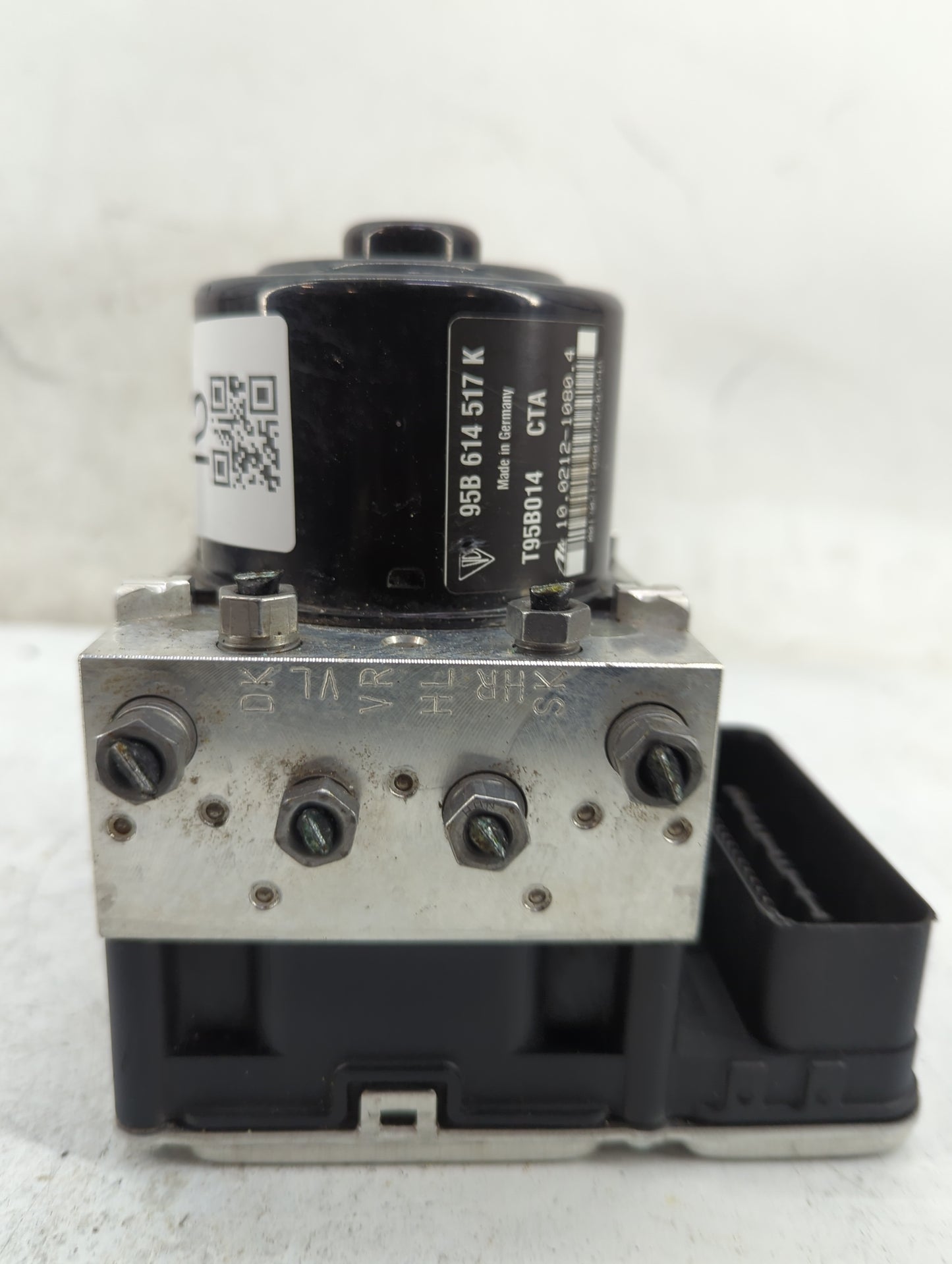 2017 Porsche Macan ABS Pump Control Module Replacement P/N:95B 907 379 K Fits OEM Used Auto Parts - Oemusedautoparts1.com
