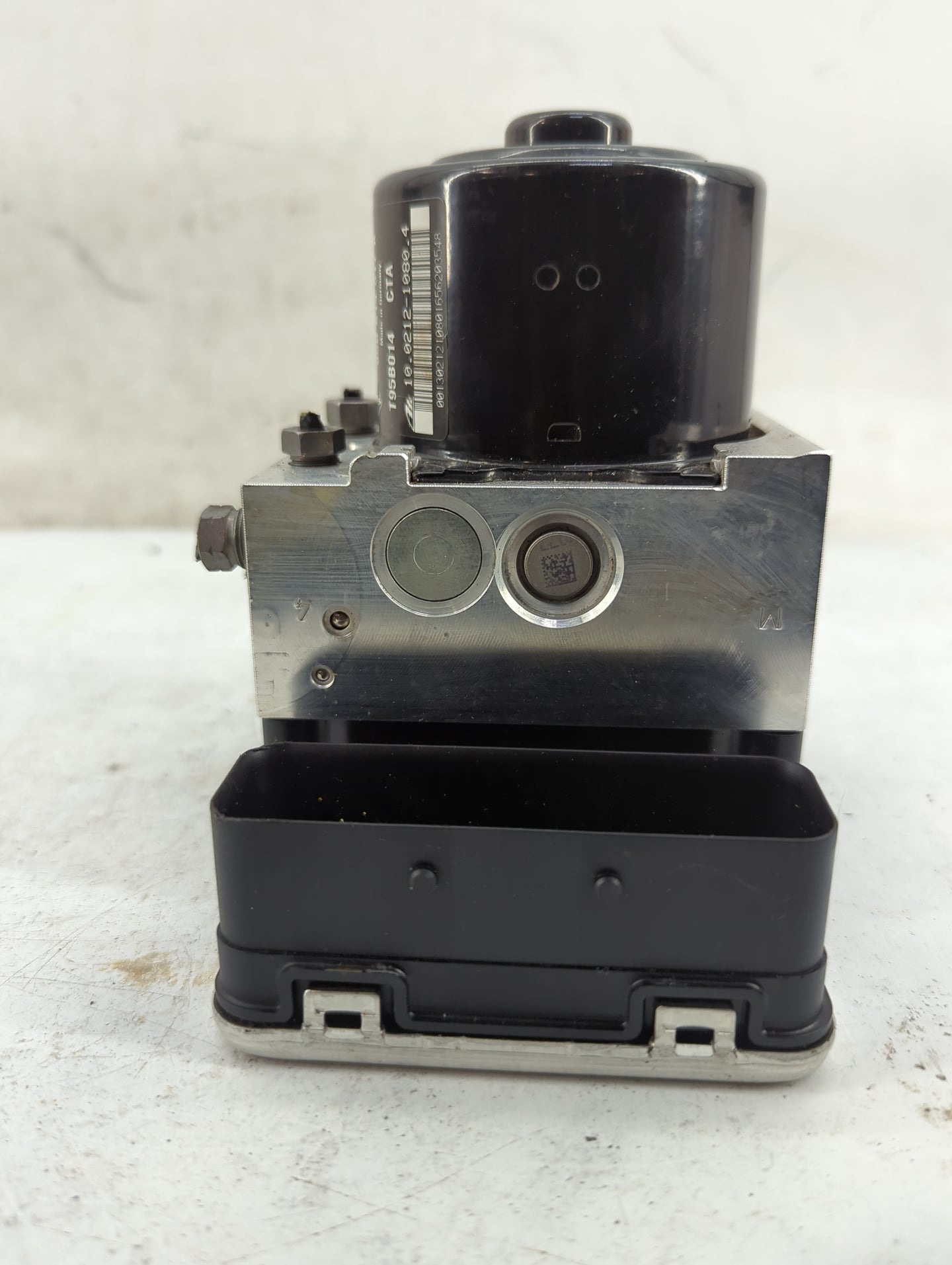 2017 Porsche Macan ABS Pump Control Module Replacement P/N:95B 907 379 K Fits OEM Used Auto Parts - Oemusedautoparts1.com