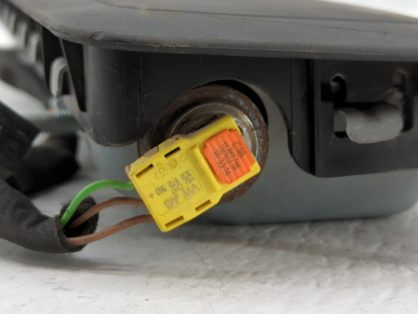 2015-2018 Porsche Macan Air Bag Passenger Right Knee OEM P/N:95B 880 842 Fits Fits 2015 2016 2017 2018 OEM Used Auto Parts -