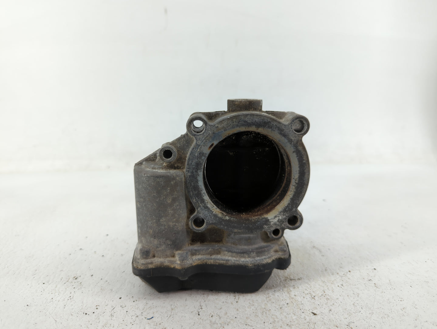 2017-2018 Porsche Macan Throttle Body P/N:06F 133 062 T Fits Fits 2017 2018 OEM Used Auto Parts - Oemusedautoparts1.com