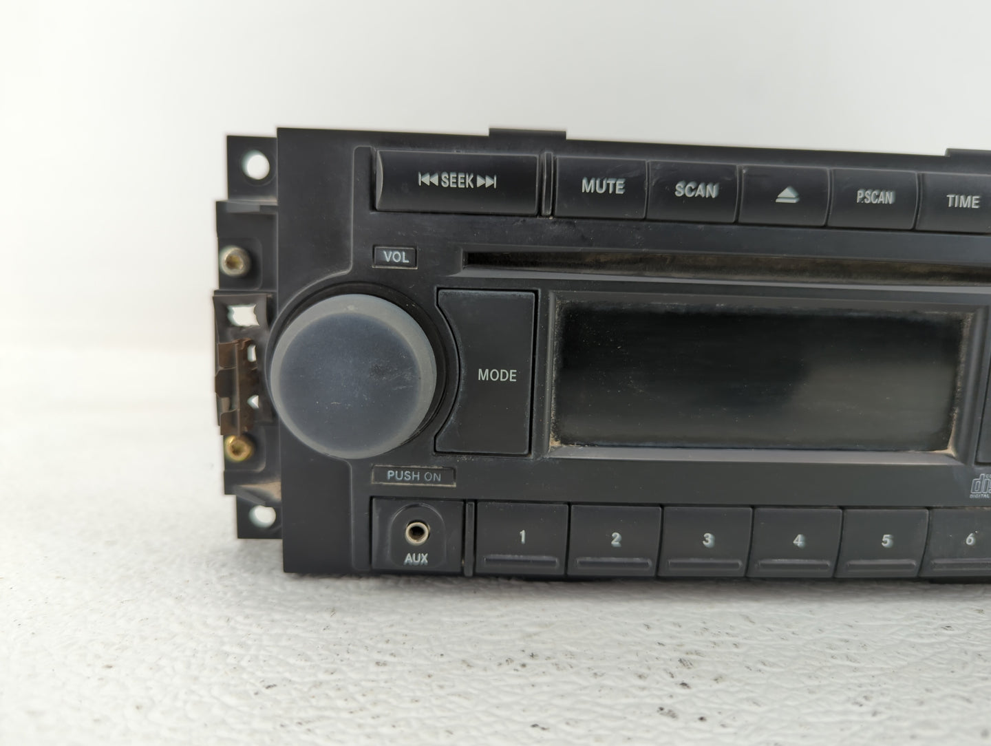 2017 Saturn Vue Radio AM FM Cd Player Receiver Replacement P/N:P05064173AE Fits OEM Used Auto Parts - Oemusedautoparts1.com
