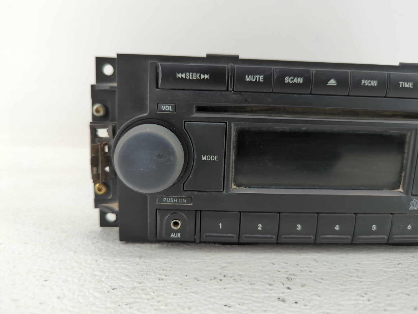 2017 Saturn Vue Radio AM FM Cd Player Receiver Replacement P/N:P05064173AE Fits OEM Used Auto Parts - Oemusedautoparts1.com