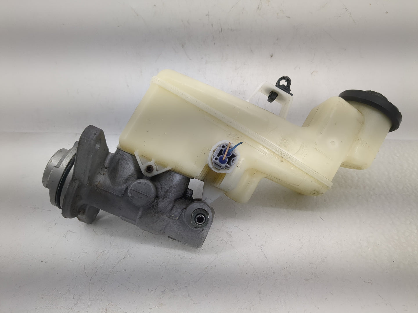 2014-2017 Toyota Camry Brake Master Cylinder 1220671 - Oemusedautoparts1.com