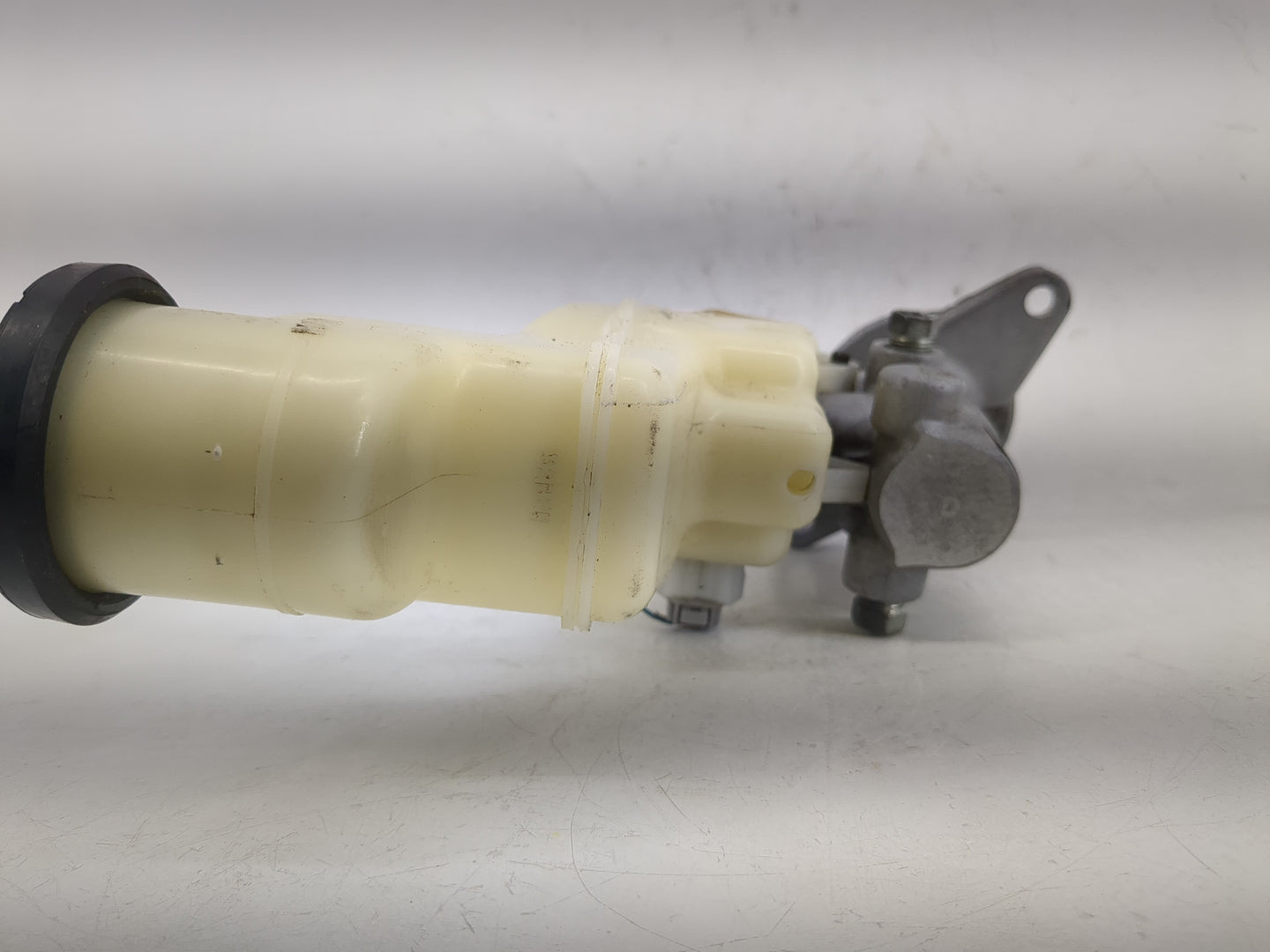 2014-2017 Toyota Camry Brake Master Cylinder 1220671 - Oemusedautoparts1.com