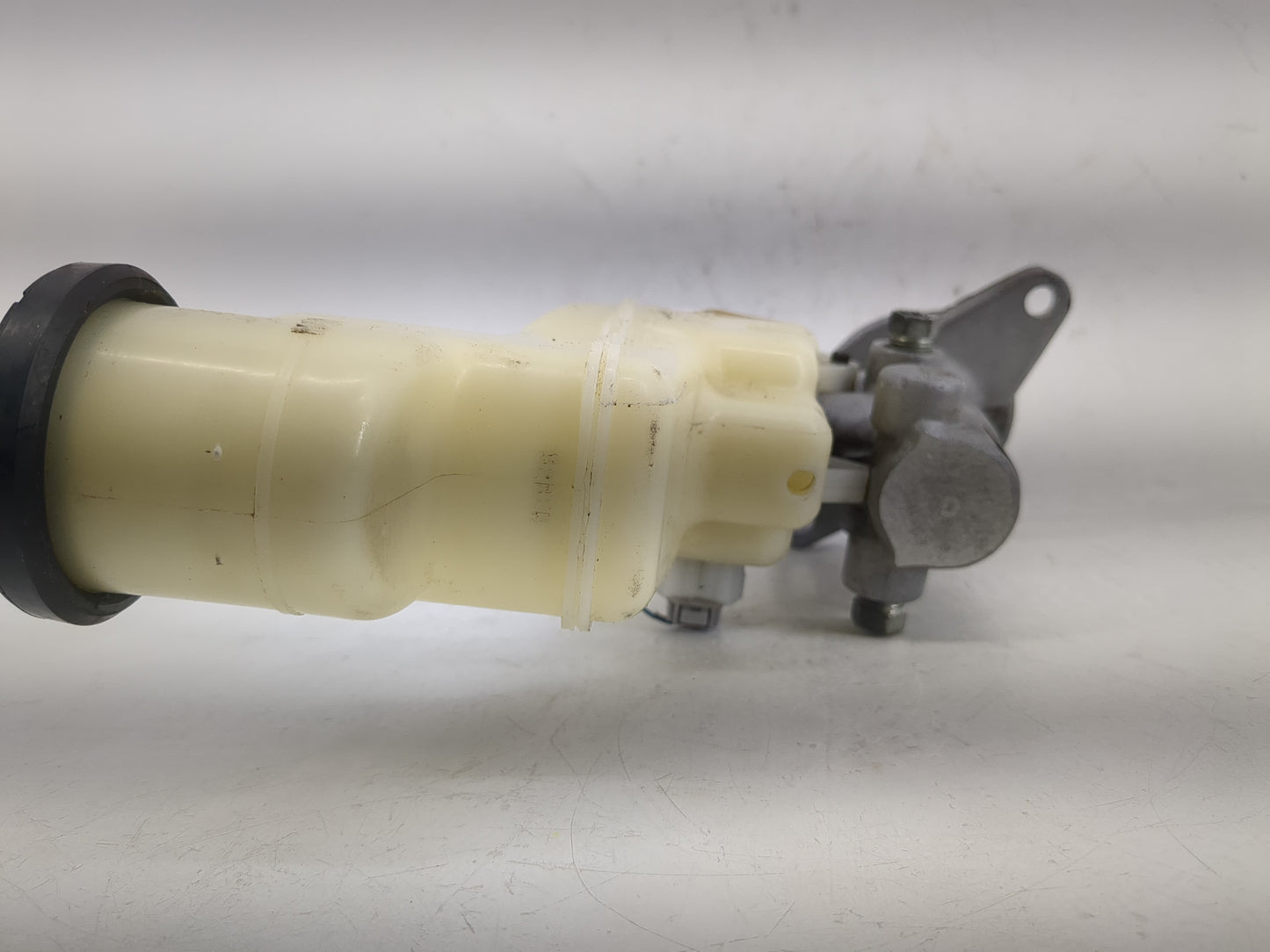 2014-2017 Toyota Camry Brake Master Cylinder 1220671 - Oemusedautoparts1.com