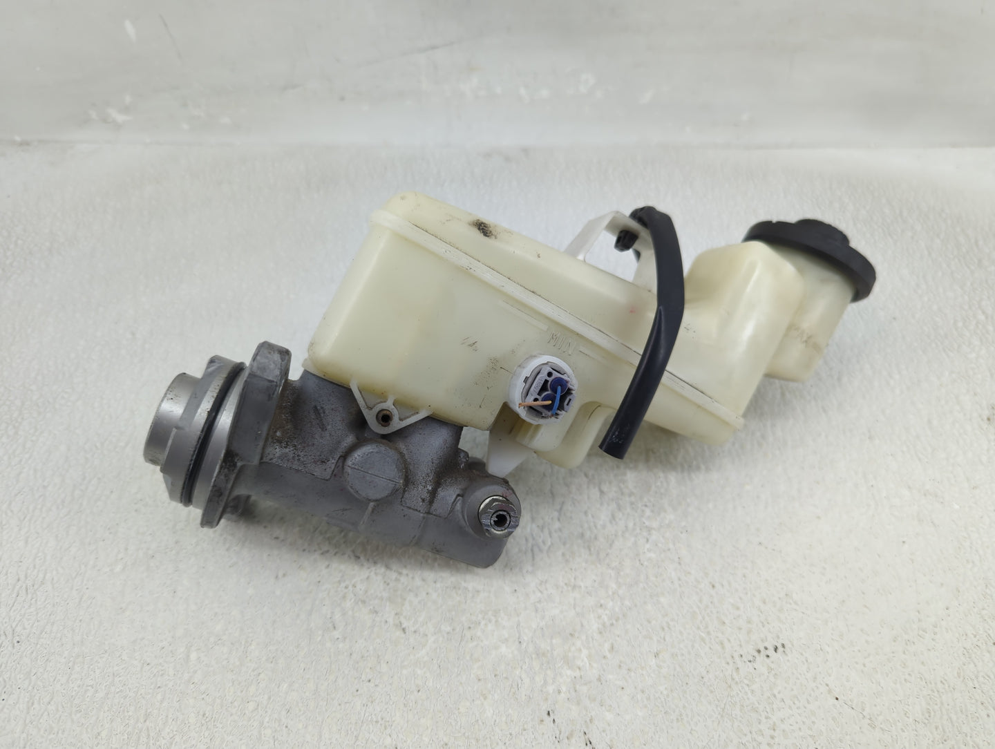 2014-2017 Toyota Camry Brake Master Cylinder - Oemusedautoparts1.com