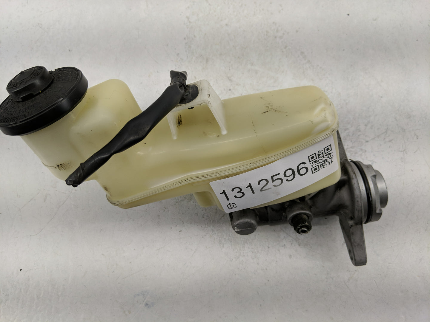 2014-2017 Toyota Camry Brake Master Cylinder - Oemusedautoparts1.com