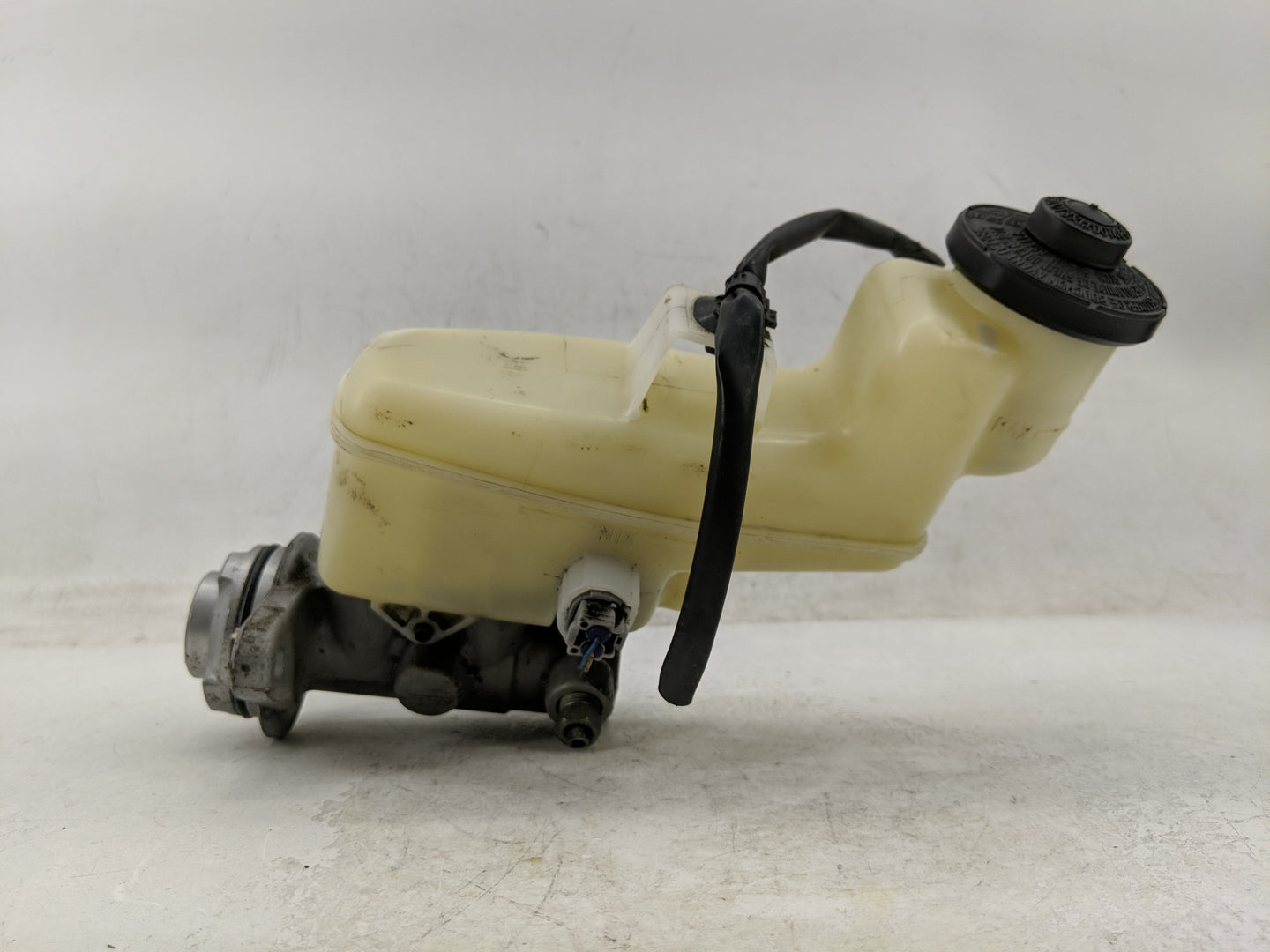 2014-2017 Toyota Camry Brake Master Cylinder - Oemusedautoparts1.com