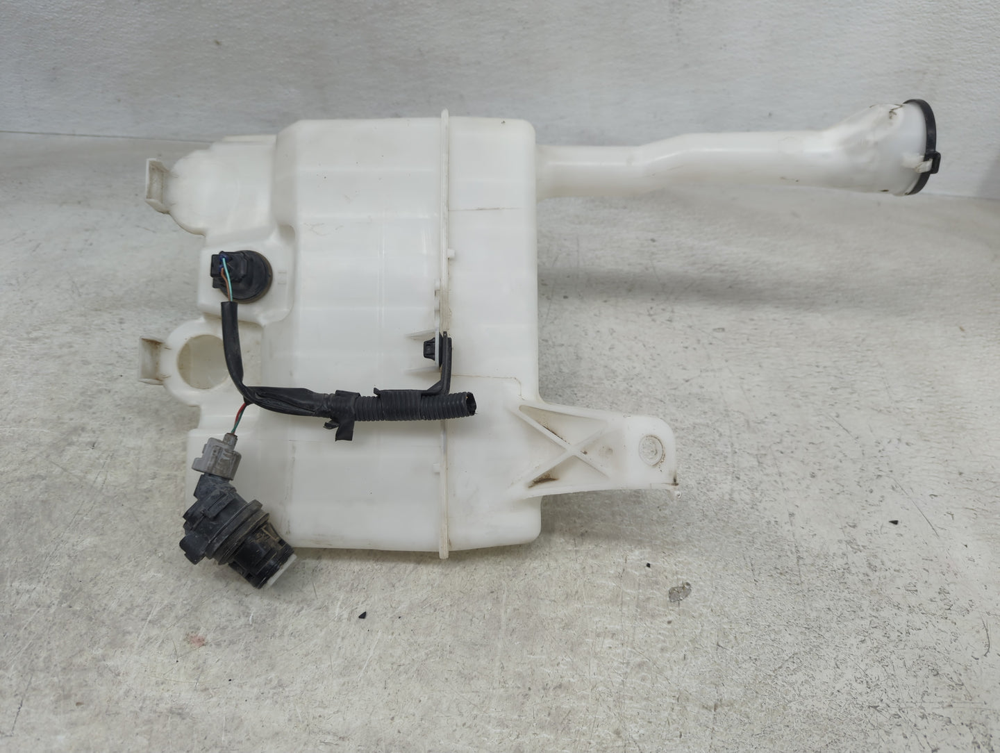 2015-2017 Toyota Camry Windshield Washer Fluid Reservoir Bottle Oem - Oemusedautoparts1.com