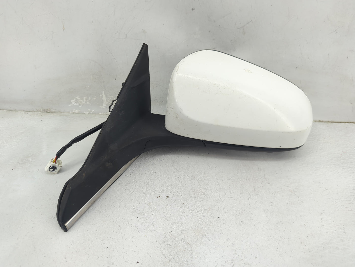 2015-2017 Toyota Camry Driver Side View Mirror - Left Door Mirror OEM Used - Oemusedautoparts1.com