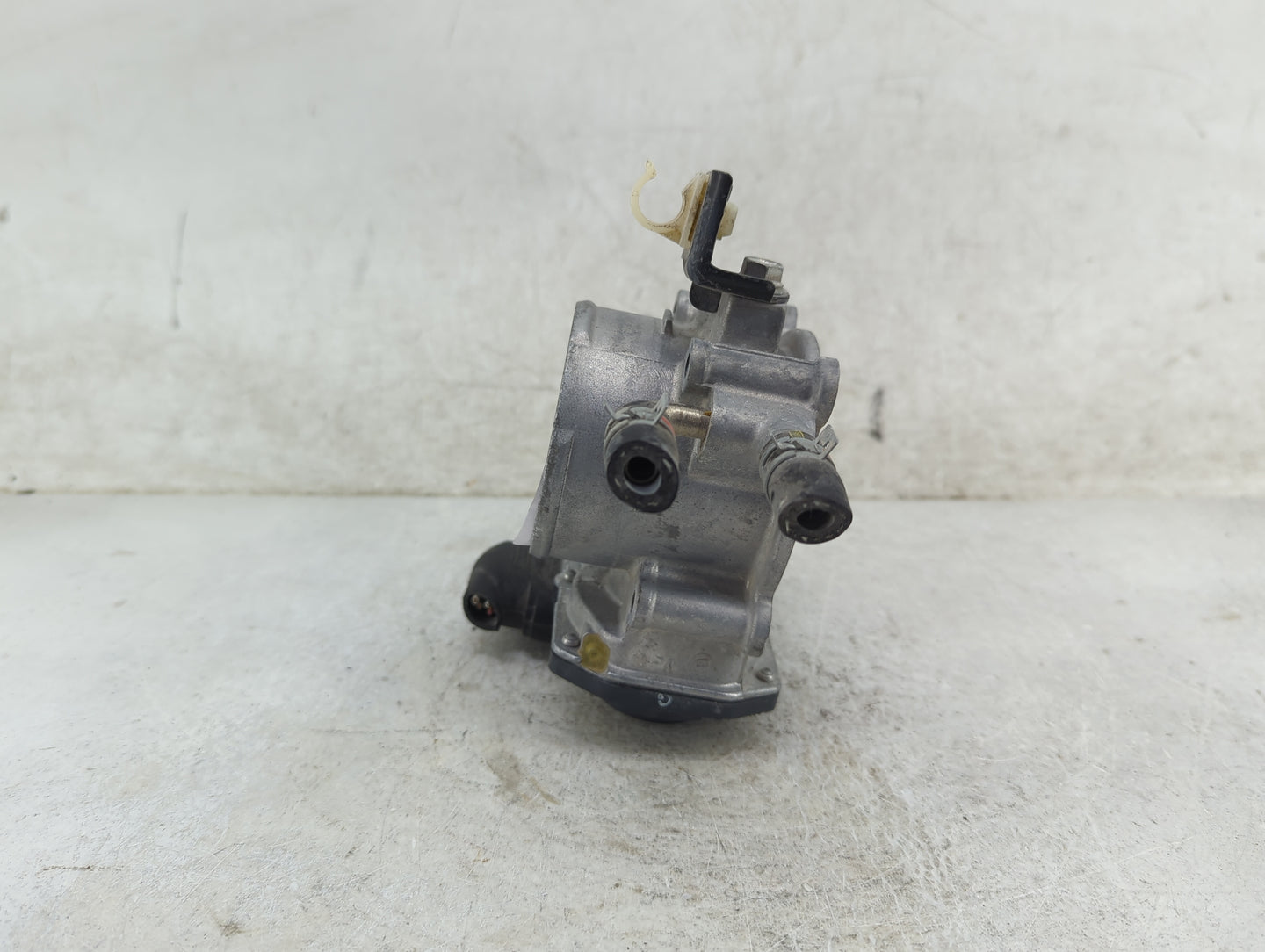 2017 Toyota Camry Throttle Body P/N:05U31 007261 Fits OEM Used Auto Parts - Oemusedautoparts1.com