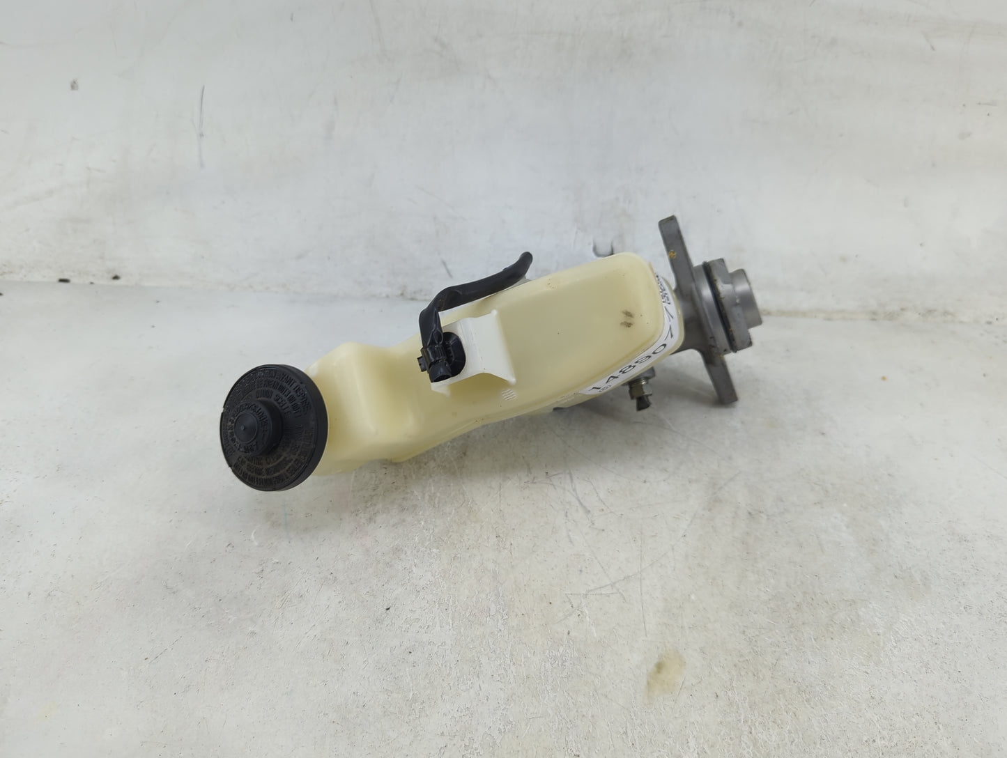 2014-2017 Toyota Camry Brake Master Cylinder 1489077 - Oemusedautoparts1.com