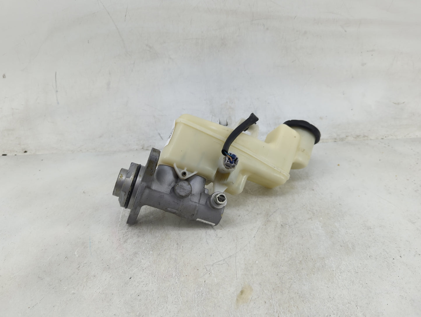 2014-2017 Toyota Camry Brake Master Cylinder 1489077 - Oemusedautoparts1.com