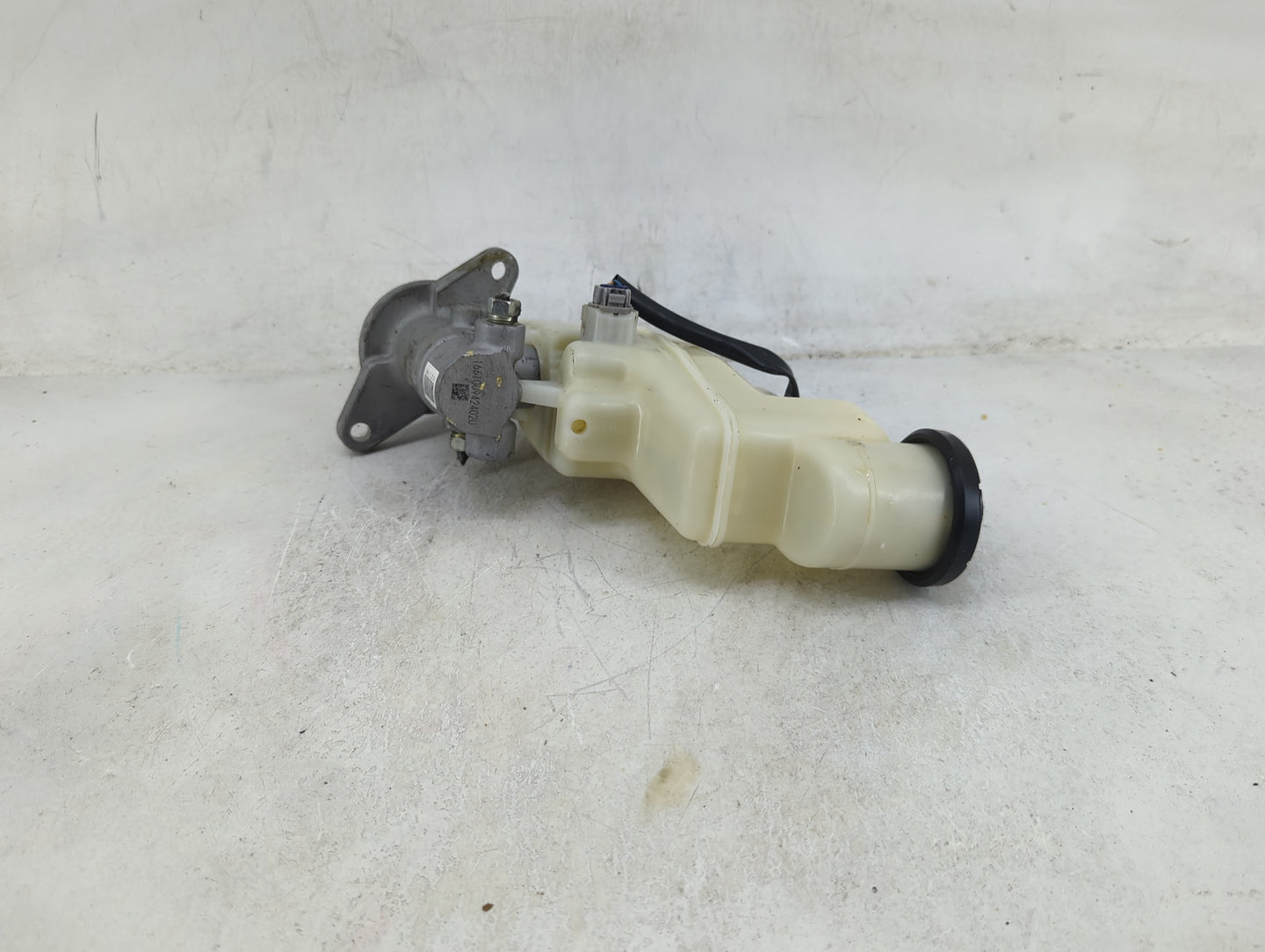 2014-2017 Toyota Camry Brake Master Cylinder 1489077 - Oemusedautoparts1.com