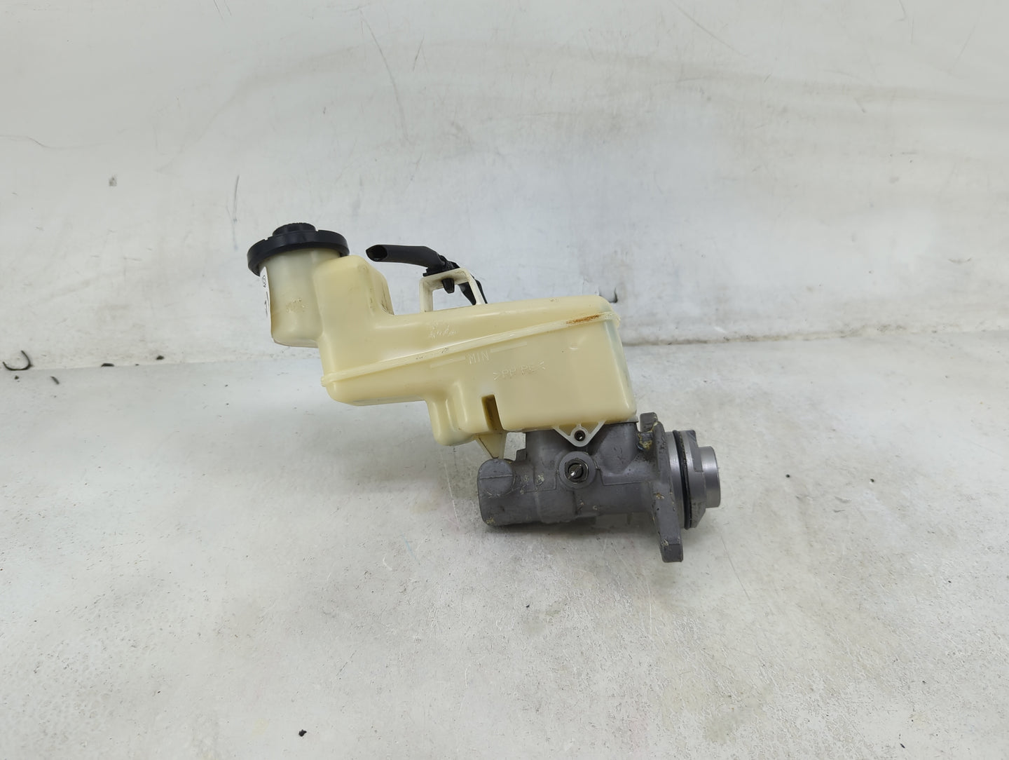 2014-2017 Toyota Camry Brake Master Cylinder 1490344 - Oemusedautoparts1.com