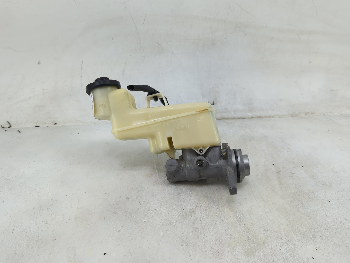 2014-2017 Toyota Camry Brake Master Cylinder 1490344 - Oemusedautoparts1.com