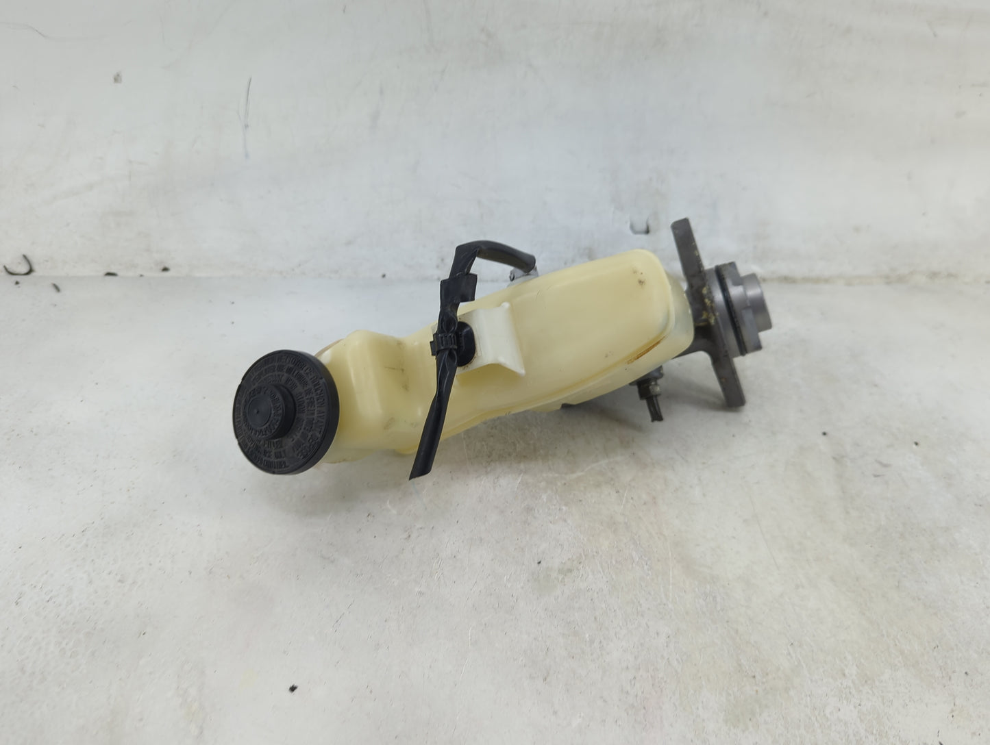 2014-2017 Toyota Camry Brake Master Cylinder 1490344 - Oemusedautoparts1.com