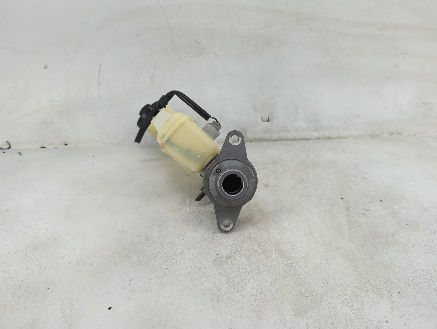 2014-2017 Toyota Camry Brake Master Cylinder 1490344 - Oemusedautoparts1.com