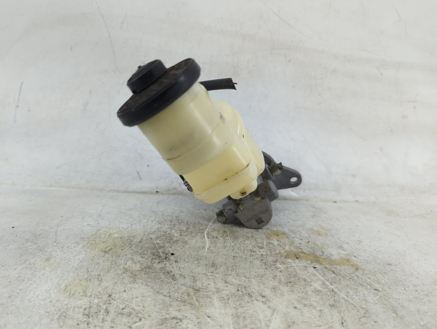 2014-2017 Toyota Camry Brake Master Cylinder 1490844 - Oemusedautoparts1.com