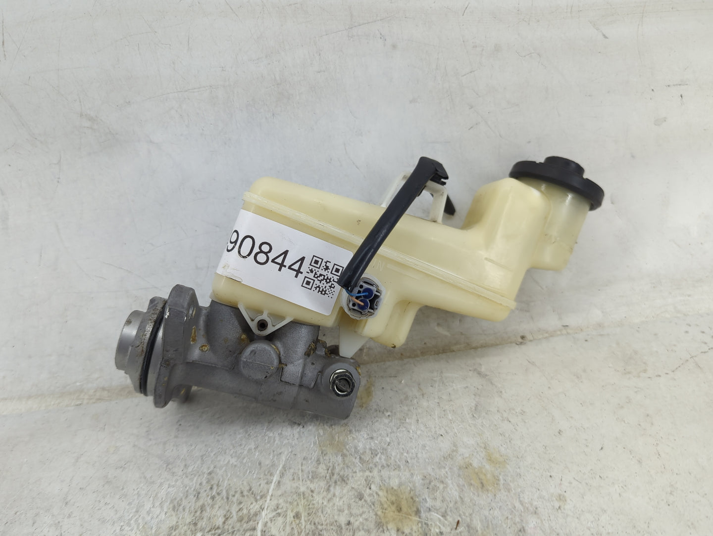2014-2017 Toyota Camry Brake Master Cylinder 1490844 - Oemusedautoparts1.com