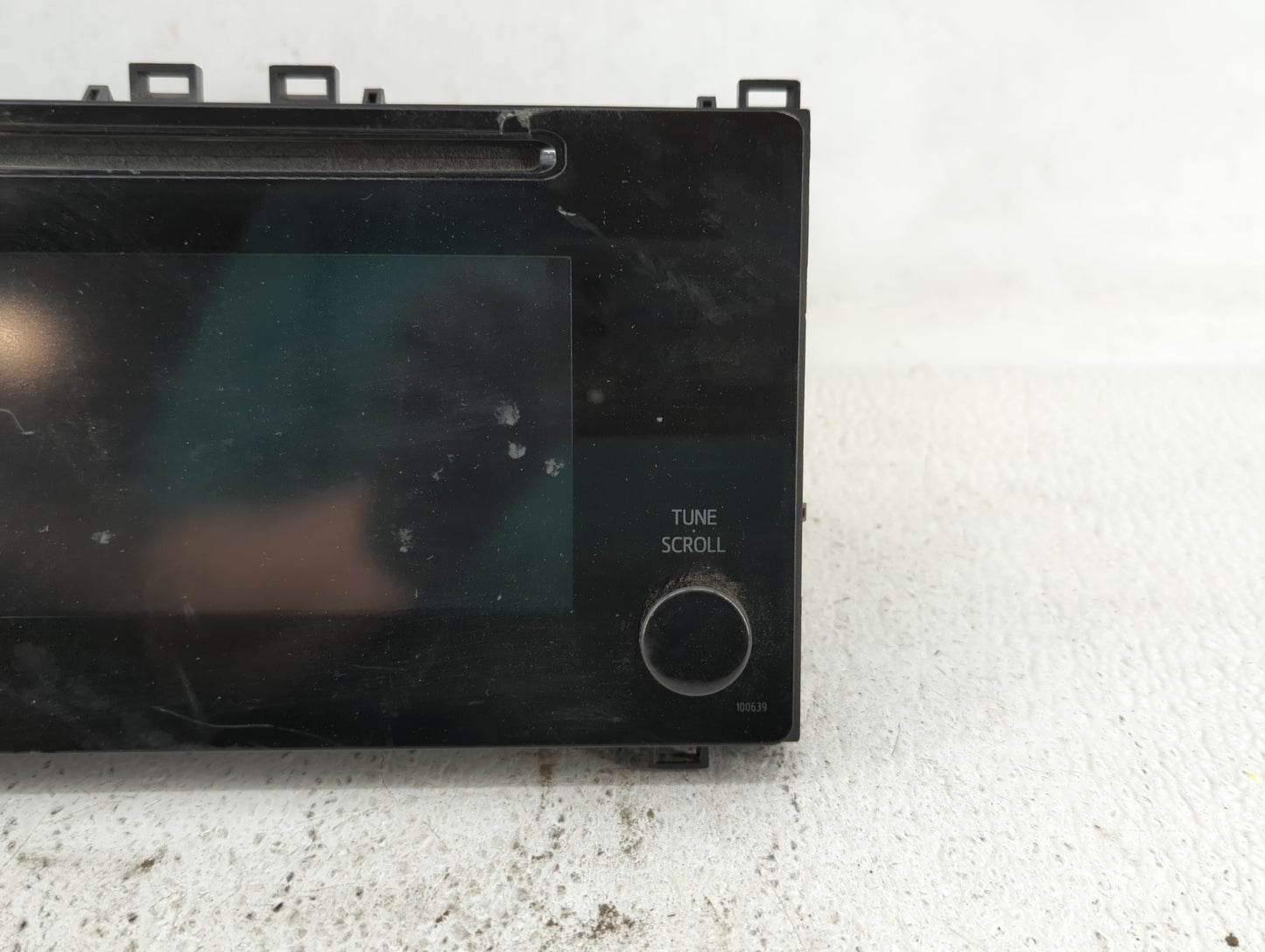 2017-2018 Toyota Corolla Am Fm Cd Player Radio Receiver - Oemusedautoparts1.com