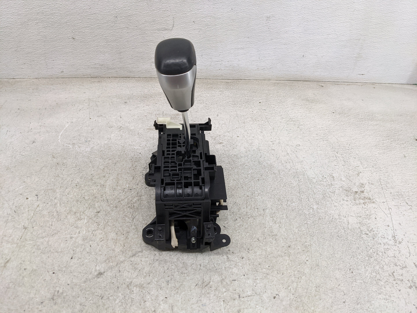 2017 Toyota Highlander Floor Console Assembly Shifter 1480389 - Oemusedautoparts1.com