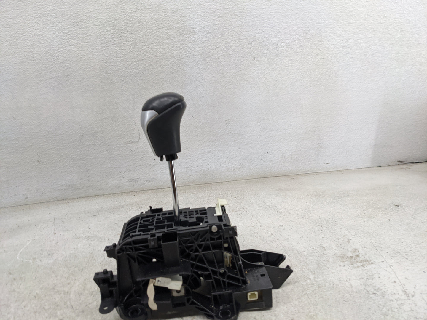 2017 Toyota Highlander Floor Console Assembly Shifter 1480389 - Oemusedautoparts1.com