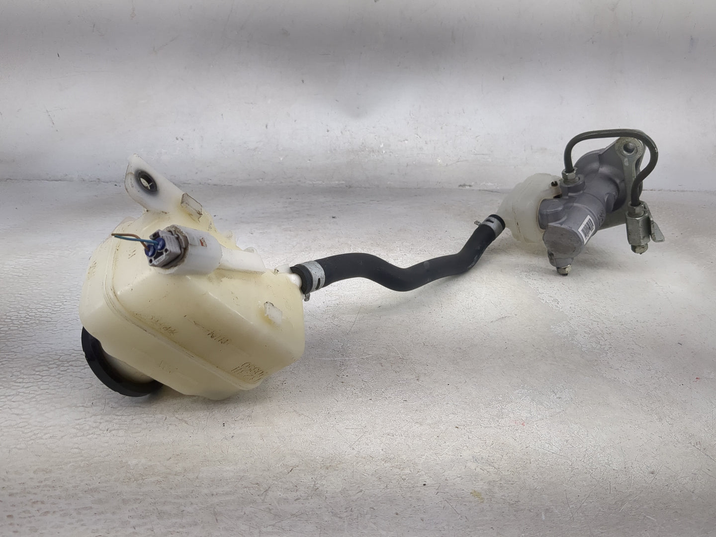 2008-2019 Toyota Highlander Brake Master Cylinder 1491978 - Oemusedautoparts1.com