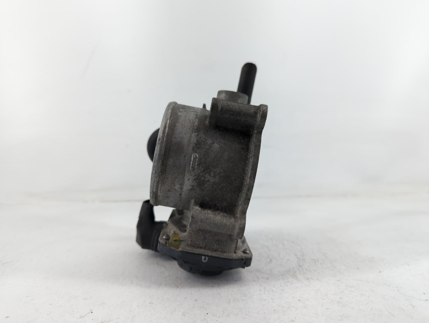 2017-2020 Toyota Sienna Throttle Body P/N:22030-0P060 Fits Fits 2016 2017 2018 2019 2020 2021 2022 OEM Used Auto Parts - Oem