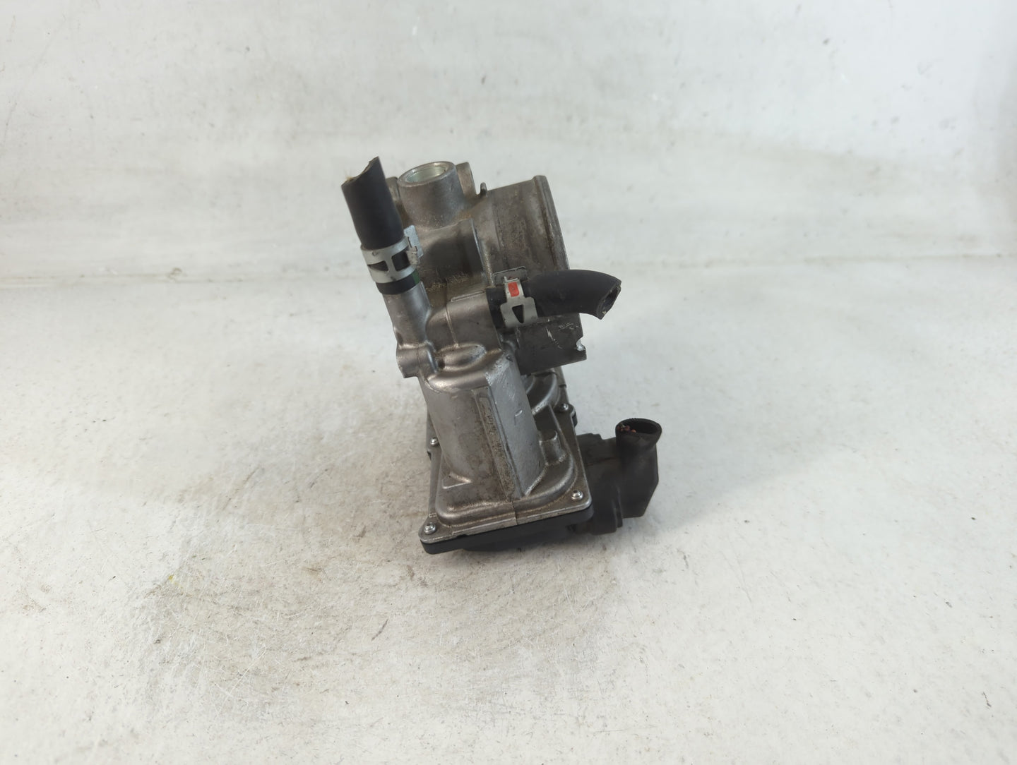 2017-2020 Toyota Sienna Throttle Body P/N:22030-0P060 Fits Fits 2016 2017 2018 2019 2020 2021 2022 OEM Used Auto Parts - Oem