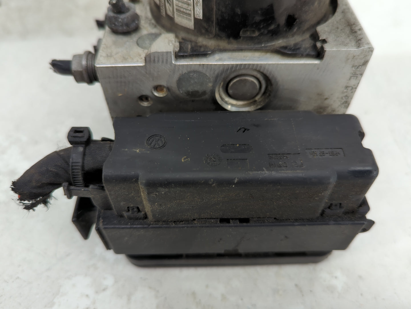 2017 Volkswagen Beetle ABS Pump Control Module Replacement P/N:1K0614517EK 10.0212-1104.4 Fits Fits 2015 2016 2018 2019 OEM 