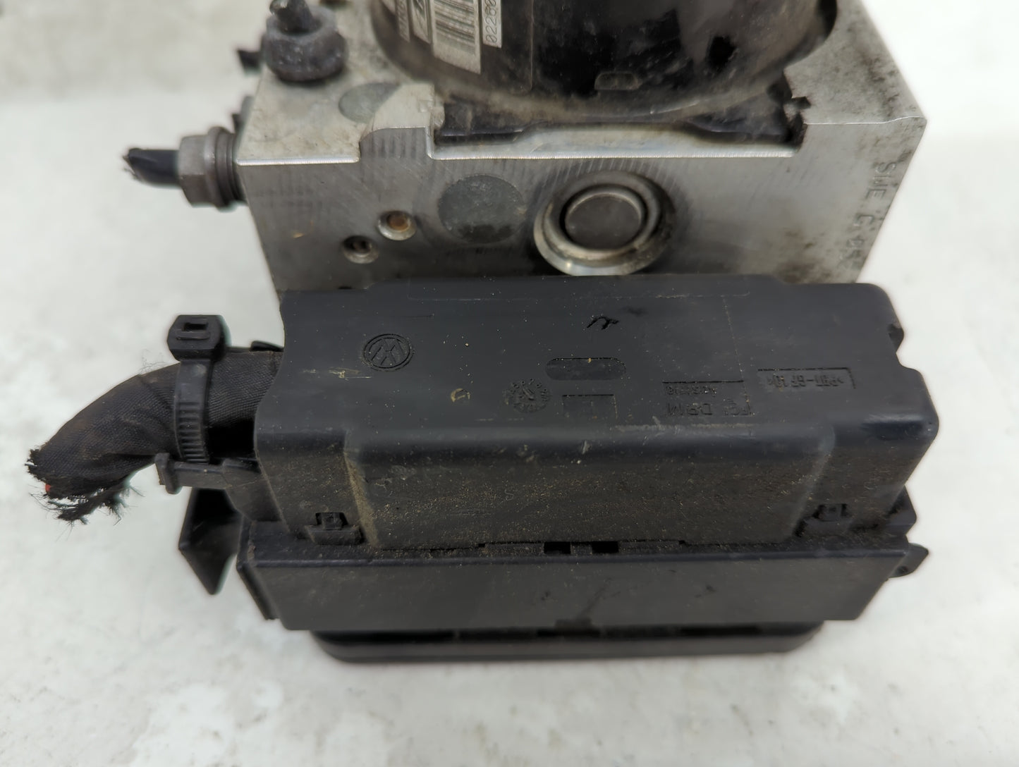 2017 Volkswagen Beetle ABS Pump Control Module Replacement P/N:1K0614517EK 10.0212-1104.4 Fits Fits 2015 2016 2018 2019 OEM 