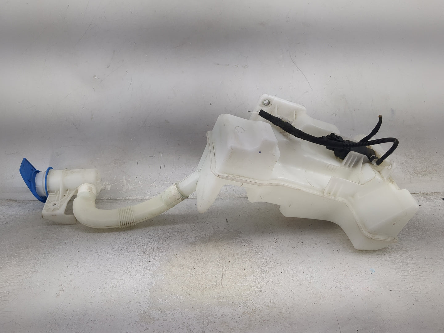 2012-2019 Volkswagen Beetle Windshield Washer Fluid Reservoir Bottle Oem 1474222 - Oemusedautoparts1.com