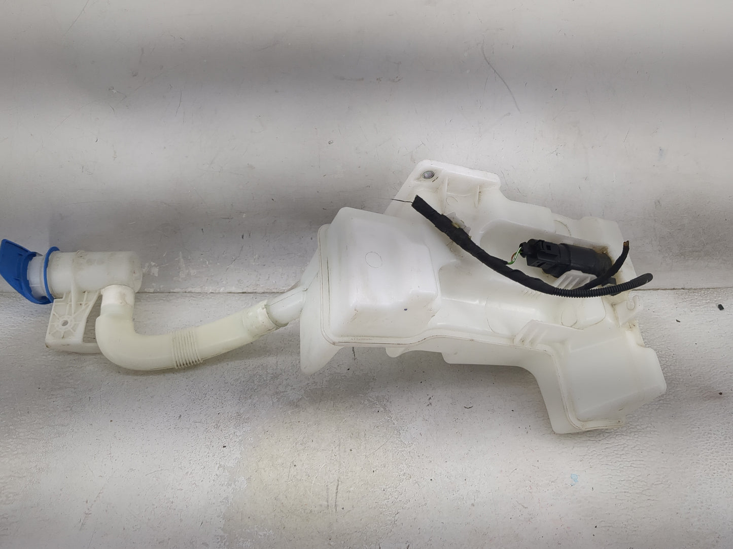 2012-2019 Volkswagen Beetle Windshield Washer Fluid Reservoir Bottle Oem 1474222 - Oemusedautoparts1.com