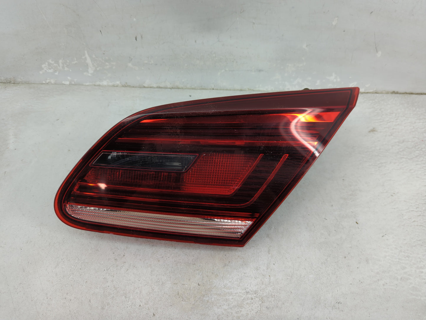 2013-2017 Volkswagen Cc Passenger Right Side Deck Lid Mounted Tail Light - Oemusedautoparts1.com