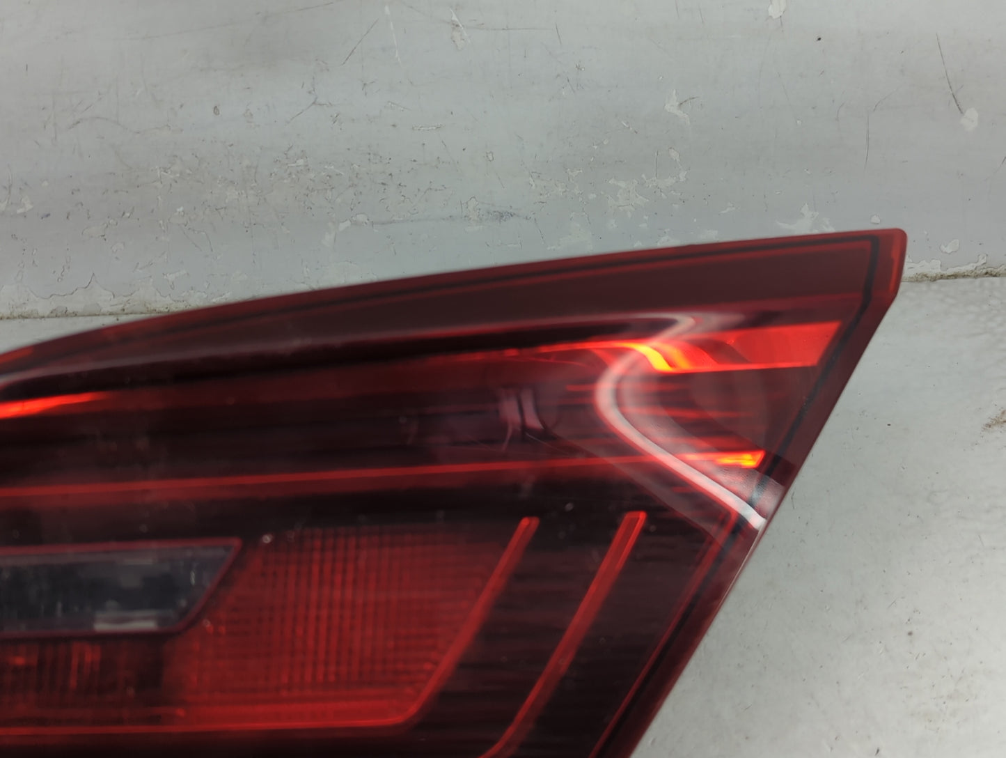 2013-2017 Volkswagen Cc Passenger Right Side Deck Lid Mounted Tail Light - Oemusedautoparts1.com