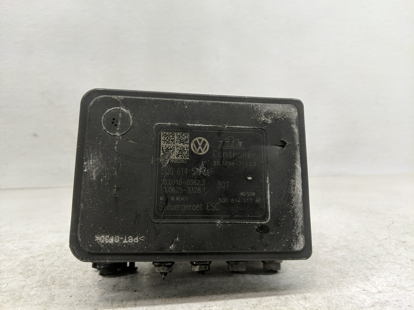 2017 Volkswagen Golf ABS Pump Control Module Replacement P/N:5Q0 614 517 AF Fits OEM Used Auto Parts - Oemusedautoparts1.com