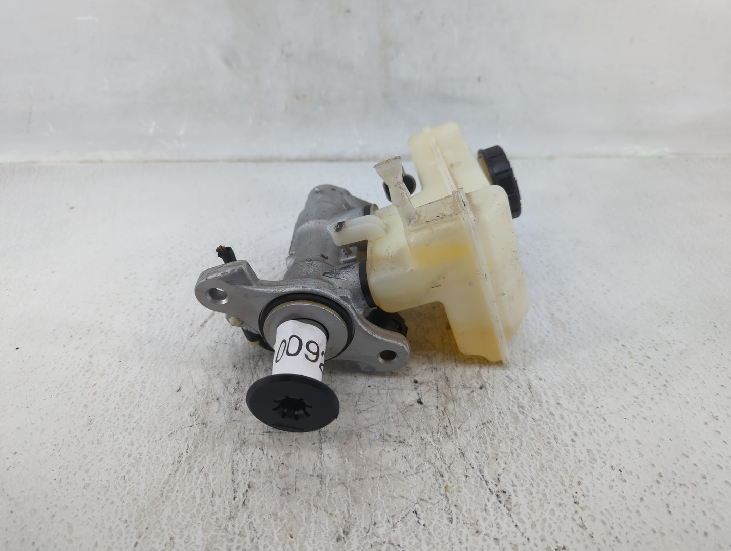 2015-2016 Volkswagen Golf Brake Master Cylinder - Oemusedautoparts1.com