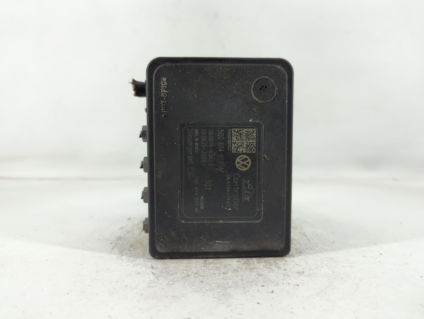 2015-2016 Volkswagen Golf ABS Pump Control Module Replacement P/N:5Q0 614 517 AF Fits Fits 2015 2016 2017 OEM Used Auto Part