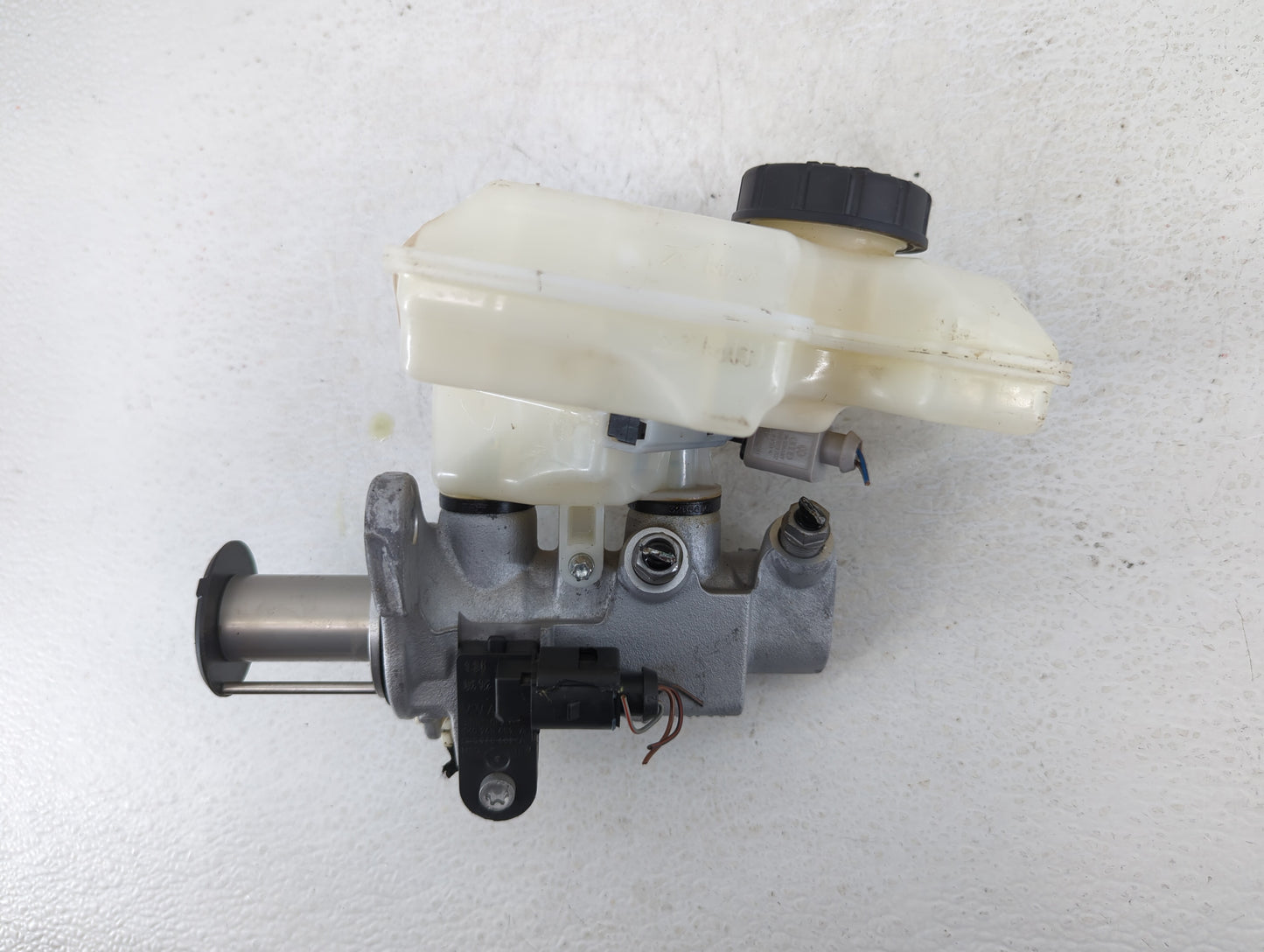 2015-2019 Volkswagen Gti Brake Master Cylinder Cream - Oemusedautoparts1.com