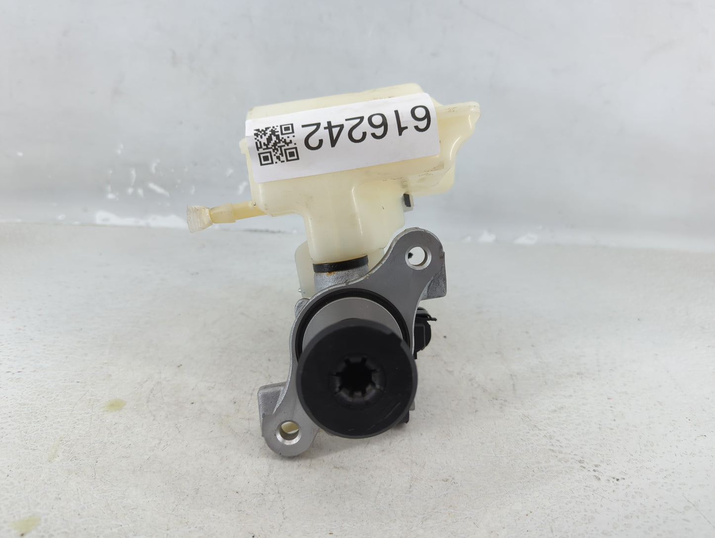 2015-2019 Volkswagen Gti Brake Master Cylinder Cream - Oemusedautoparts1.com