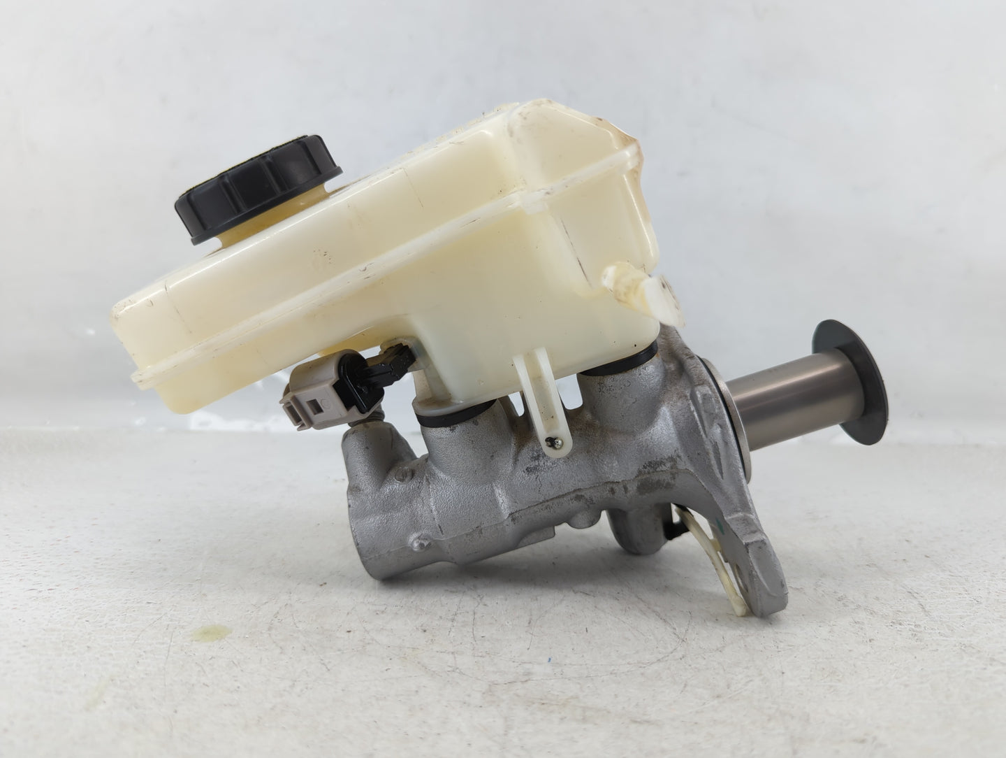 2015-2019 Volkswagen Gti Brake Master Cylinder Cream - Oemusedautoparts1.com