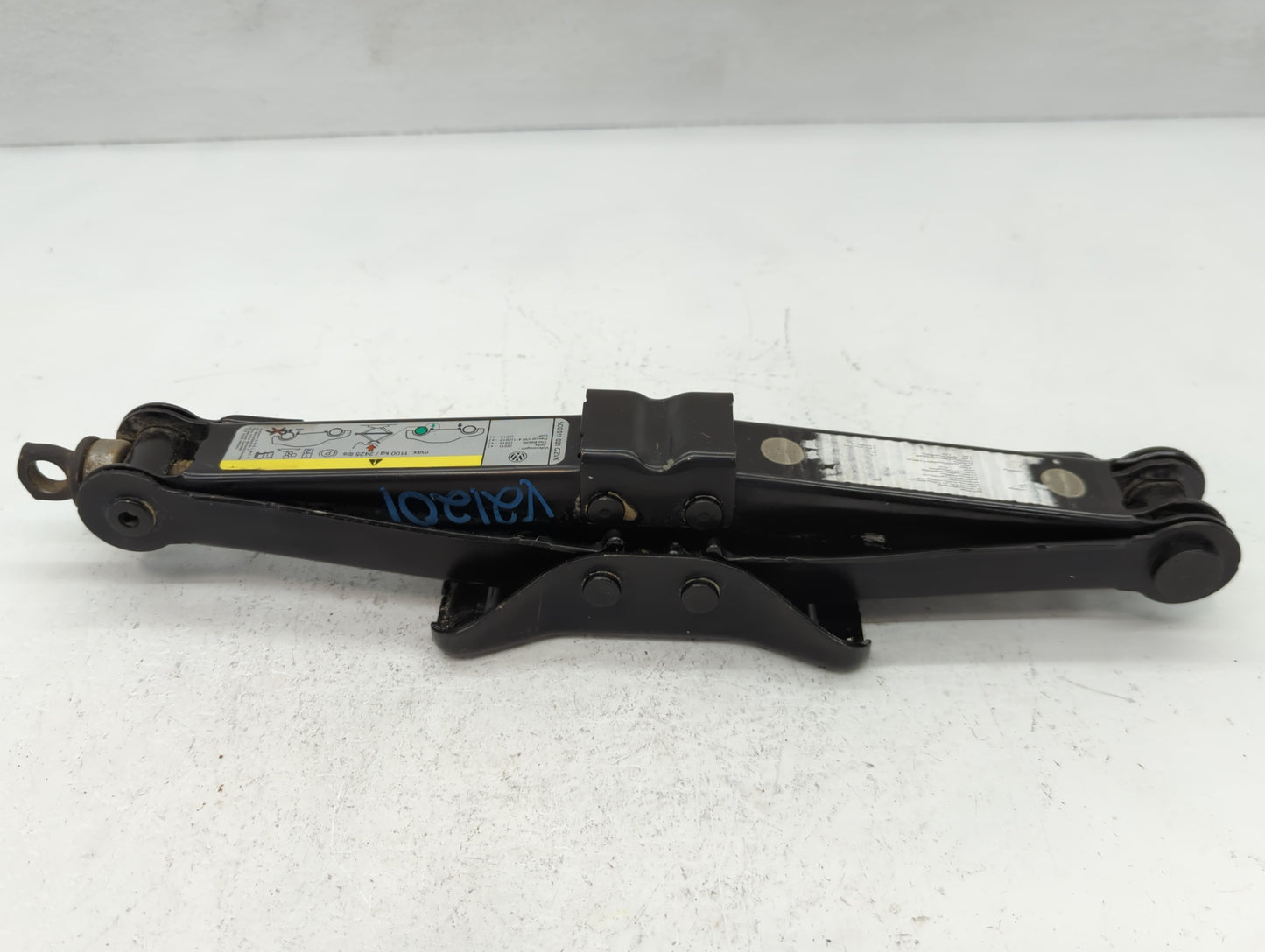 2017 Volkswagen Jetta Spare Scissor Car Jack - Oemusedautoparts1.com