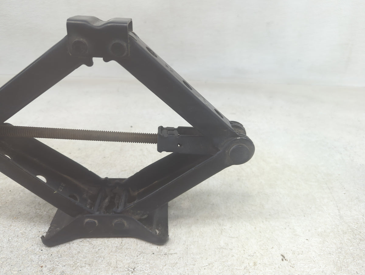 2017 Volkswagen Jetta Spare Scissor Car Jack 1390192 - Oemusedautoparts1.com